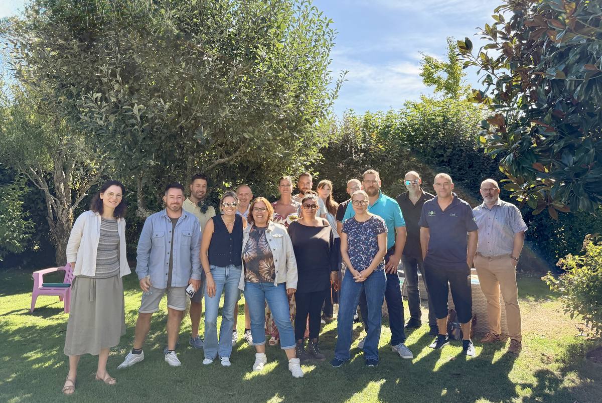 La Rocket Team réunie dans un jardin